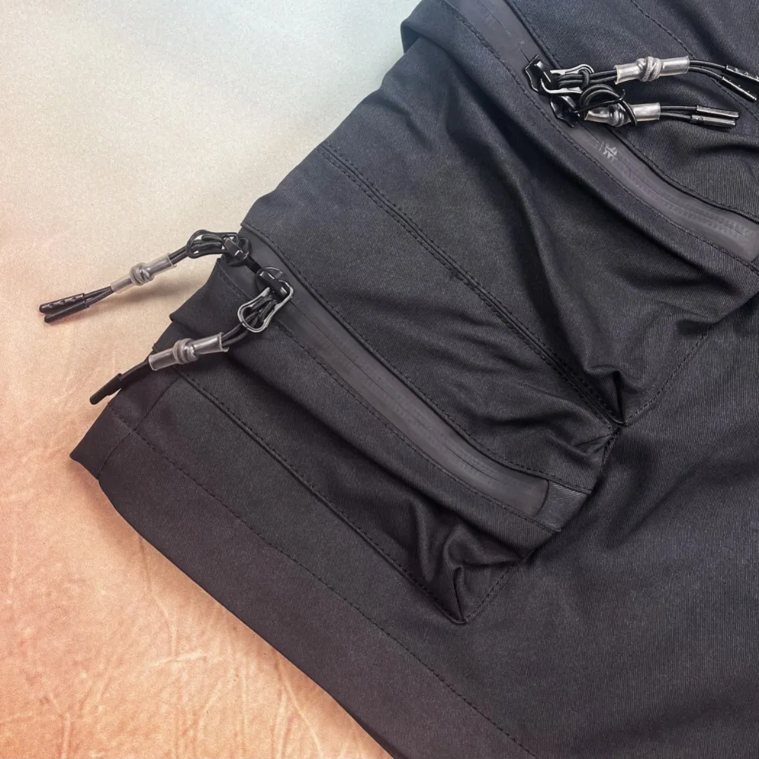 🅿️280 🔘Model number-BS701 🔘Stone Island𝐒𝐓𝐎𝐍𝐄 𝐈𝐒𝐋𝐀𝐍𝐃 25SS multi-pocket functional workwear shorts* The craftsmanship is particularly exquisite, and the original double-washing process not only makes the fabric texture more outstanding, but also adds a retro charm. The double tag design highlights the high-end and sophistication of the brand. In terms of design, these shorts are in the trendy workwear style. The drawstring design at the waist makes it easy to adjust the tightness and makes it comfortable to wear. Multiple three-dimensional large pockets are practical and stylish. The zippers on the pockets are full of details, which can be opened smoothly and prevent items from falling. The iconic compass logo, with its eye-catching and unique yellow-green color scheme, immediately raises the bar and makes it highly recognizable. The color choices are also very rich, the classic black is versatile and slimming; and the personalized gray is full of modernity. The matching suggestions are as follows: Casual street style: Pair the upper body with a simple white T-shirt, and then pair it with a pair of black and white sports shoes, such as Nike's Air Force 1, which is simple and fashionable, and has a high rate of turning heads when out on the street. Outdoor functional style: wear a black quick-drying short-sleeved shirt inside, and a windproof jacket outside, such as a jacket from the North. Paired with these shorts and a pair of outdoor hiking shoes, it is very suitable for outdoor adventures and hiking. Sports and energetic style: Wear a loose sports vest on top, pair it with shorts and a pair of sports running shoes, go to the gym or play basketball, you will be full of energy and can move freely.  Size: M L XL XXL Color: Black Gray